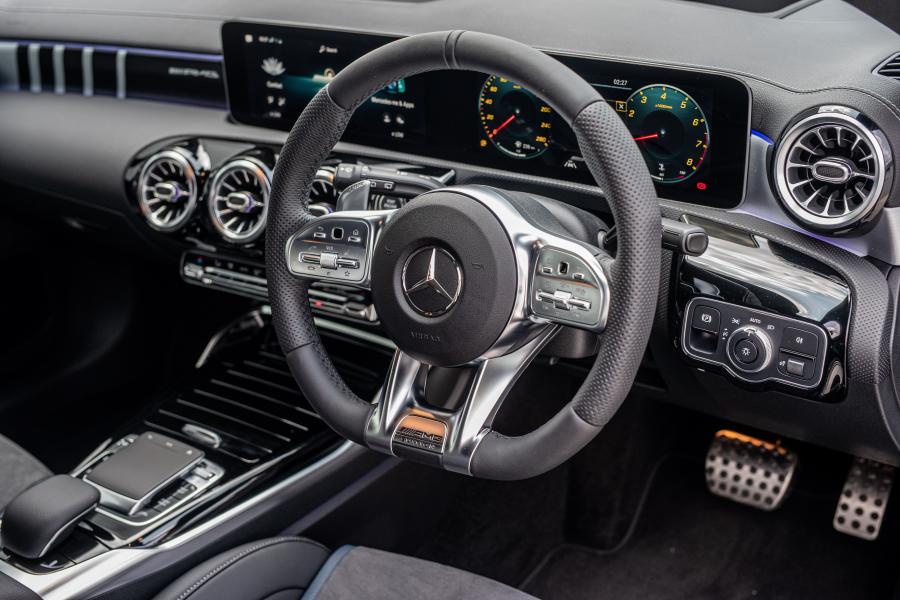 Панель приборов Mercedes-AMG A35 4Matic Edition 1 (W177) 2019 года  (JP) (фото 27 из 57)